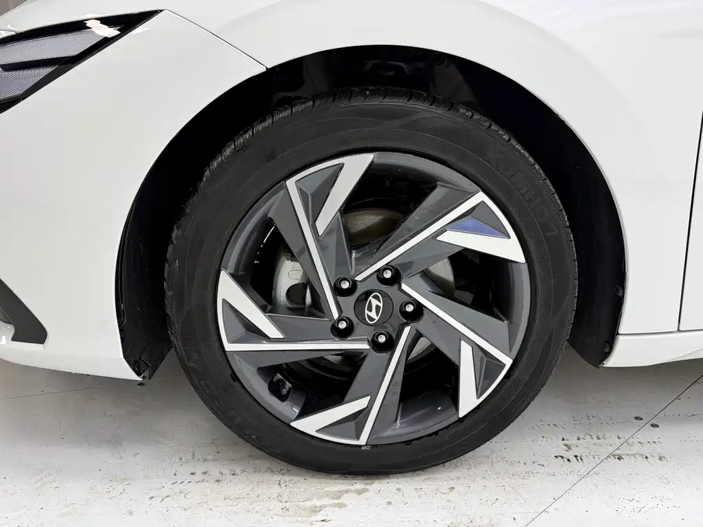 Hyundai Elantra 2023 — фото 9