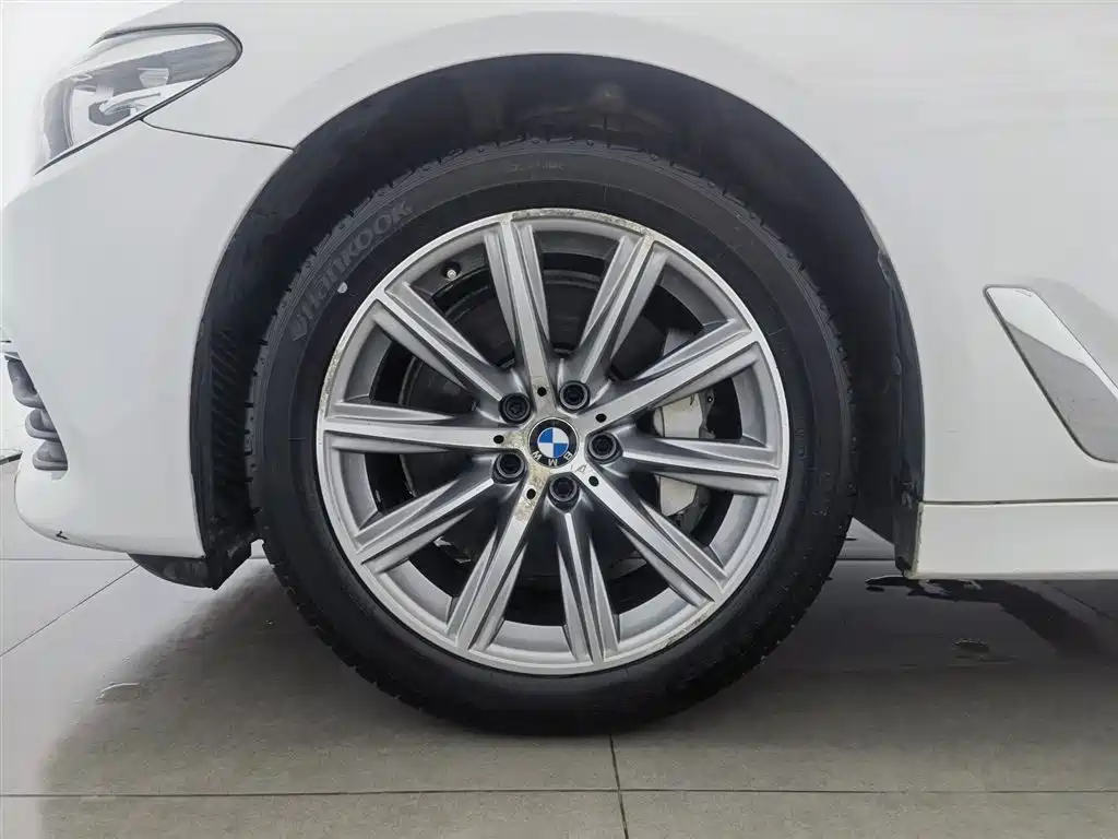 BMW 5 Series 2017 — фото 17
