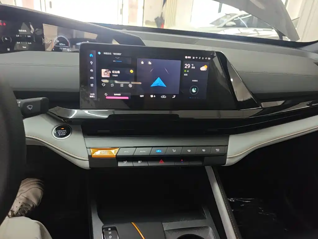 Changan UNI-V Smart Electric Idd 2025 — фото 13