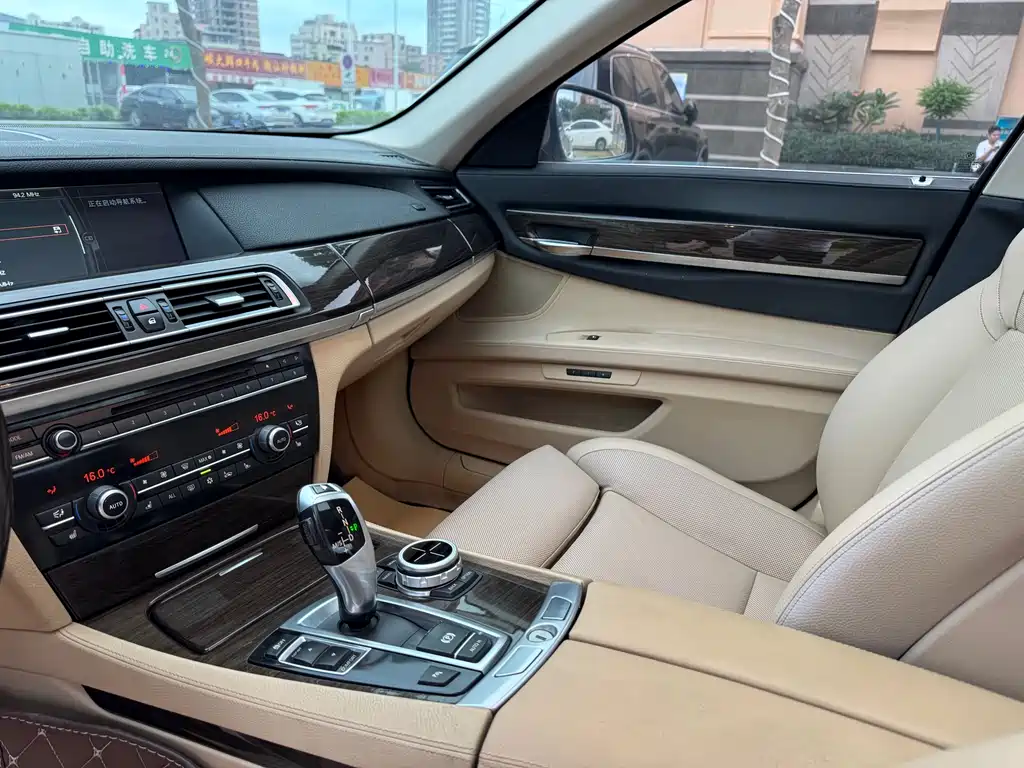 BMW 7 Series 2012 — фото 10