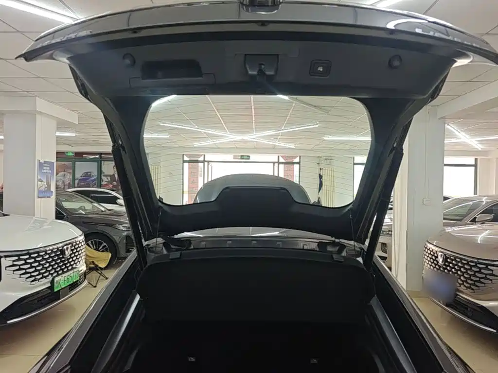 Changan UNI-V Smart Electric Idd 2025 — фото 19