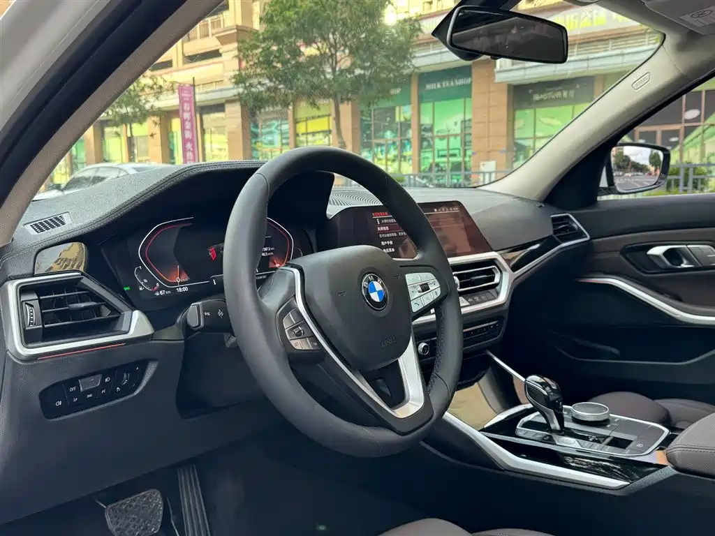 BMW 3 Series 2019 — фото 18