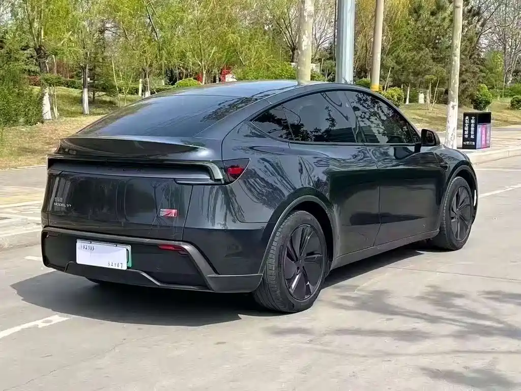 Tesla Model Y 2025 — фото 9