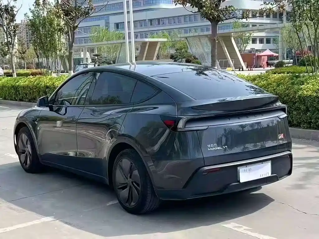 Tesla Model Y 2025 — фото 7