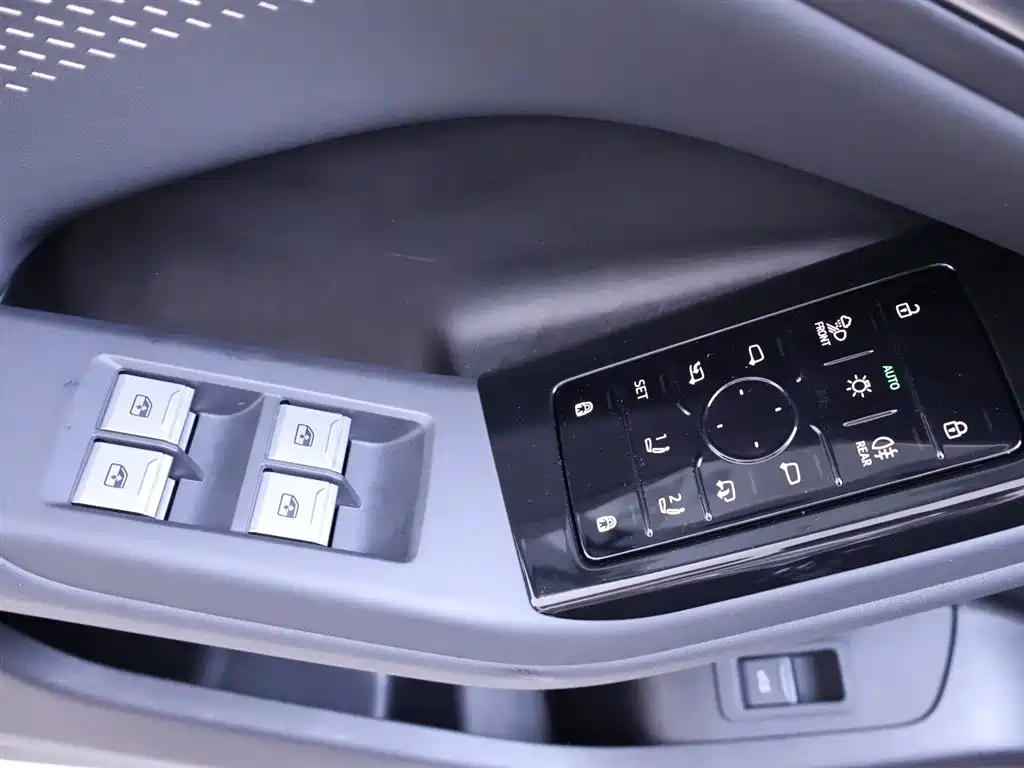 Audi Q6L e-tron 2025 — фото 18