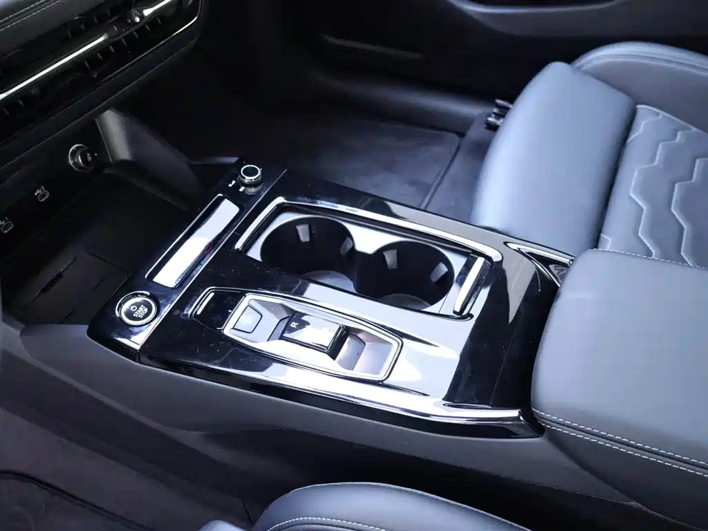 Audi Q6L e-tron 2025 — фото 12