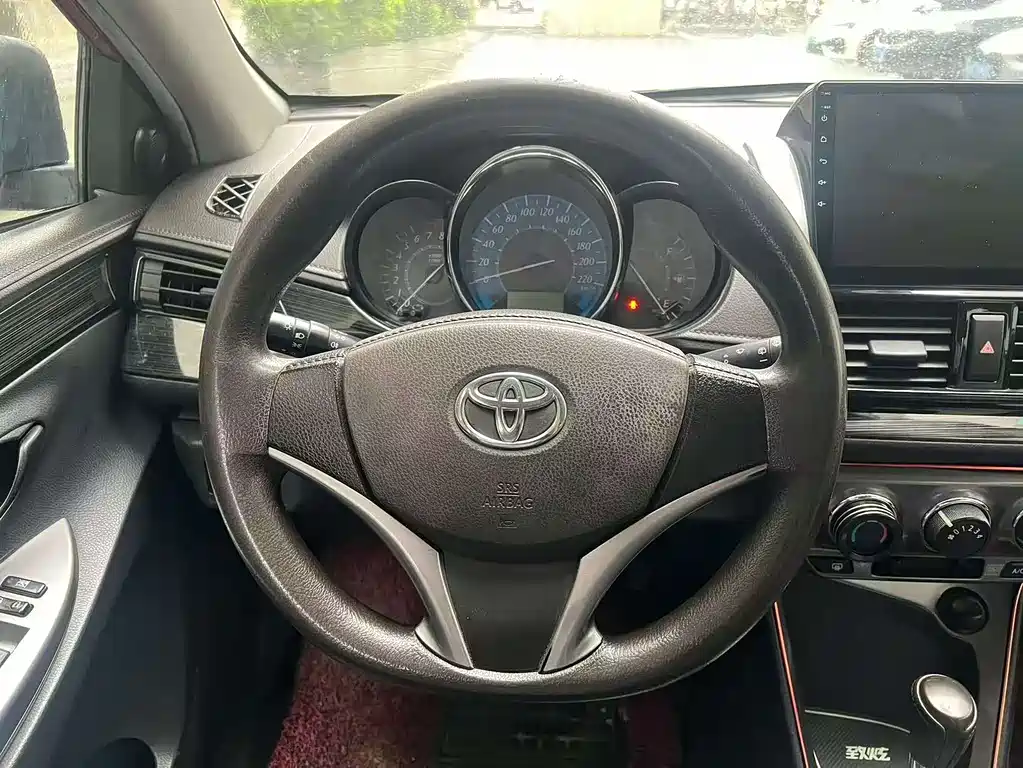 Toyota Yaris L 2014 — фото 3