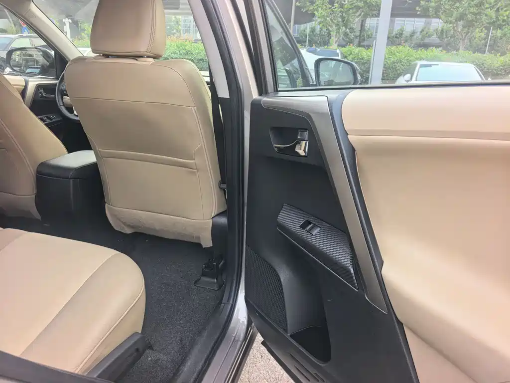 Toyota RAV4 2015 — фото 7