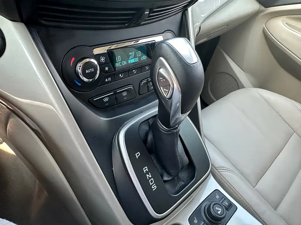 Ford Kuga 2015 — фото 16