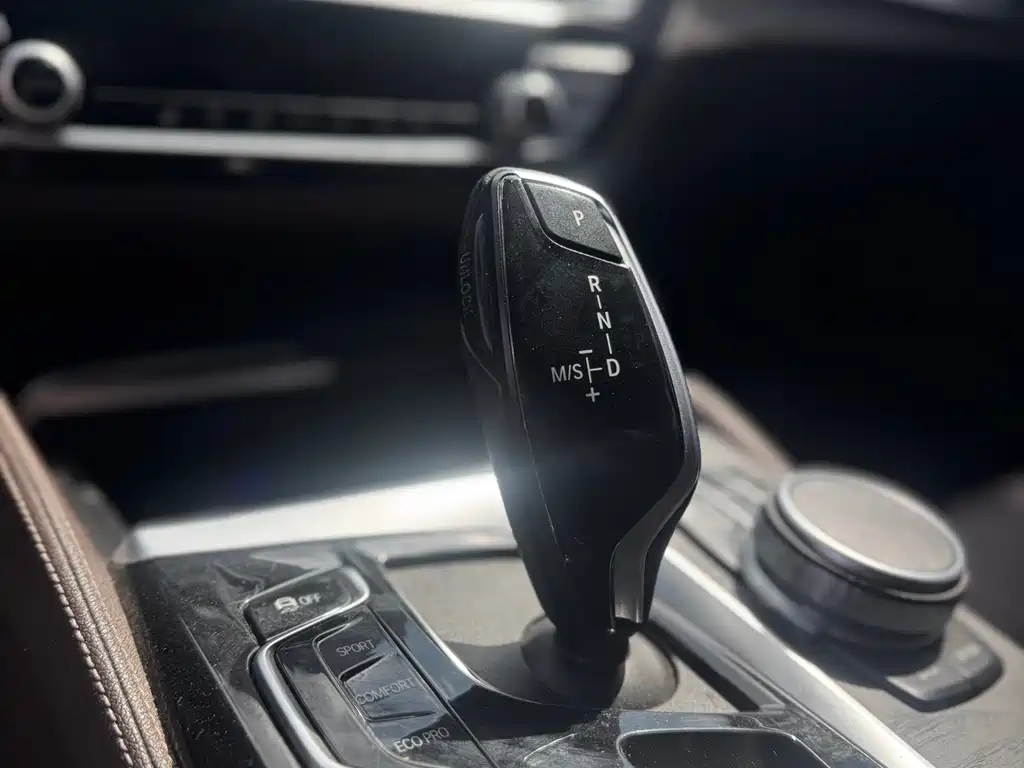 BMW 5 Series 2021 — фото 13