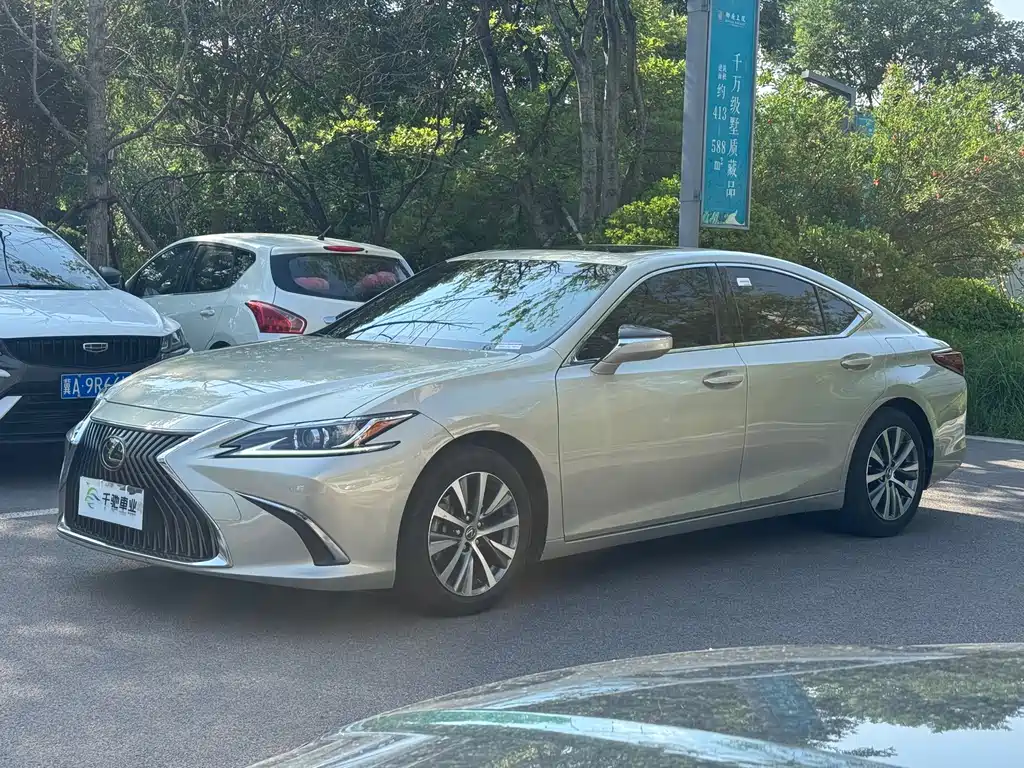 Lexus ES 2019 — фото 1