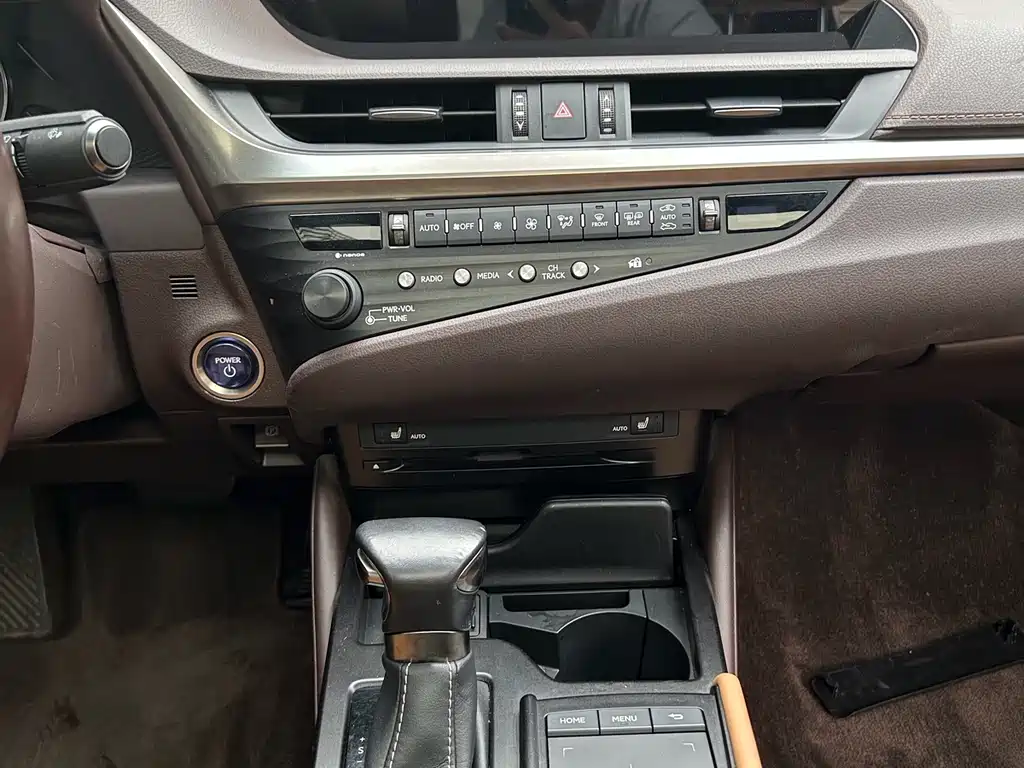 Lexus ES 2019 — фото 15