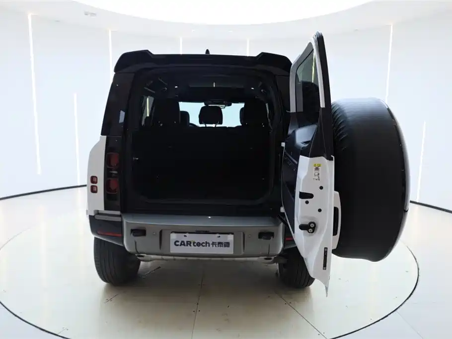 Land Rover Defender 2024 — фото 12