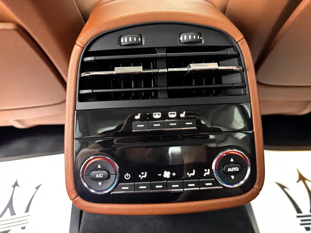 Maserati Quattroporte 2017 — фото 17