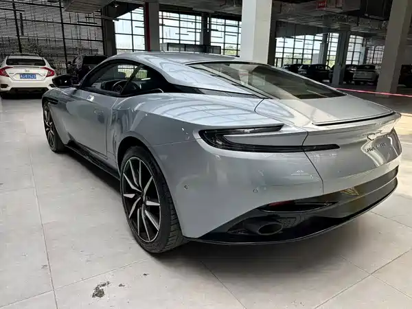 Aston Martin DB11 2019