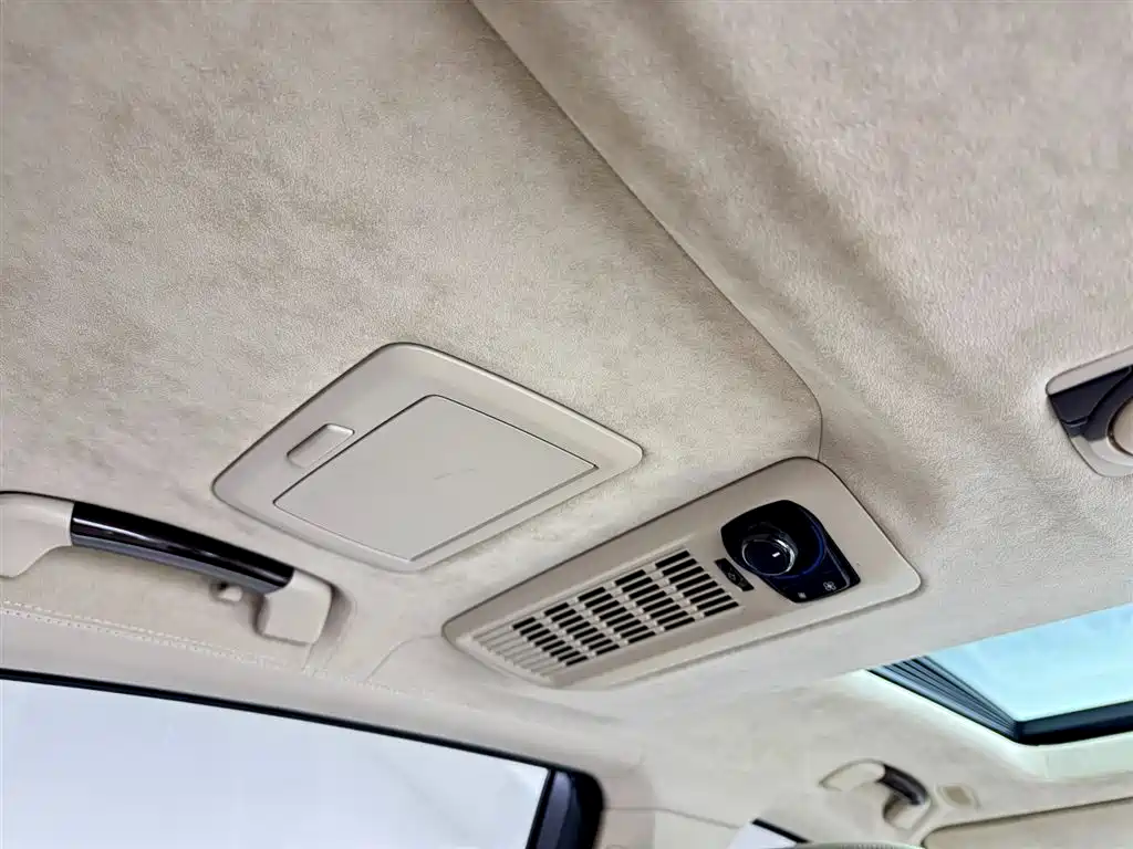 BMW 7 Series 2011 — фото 16