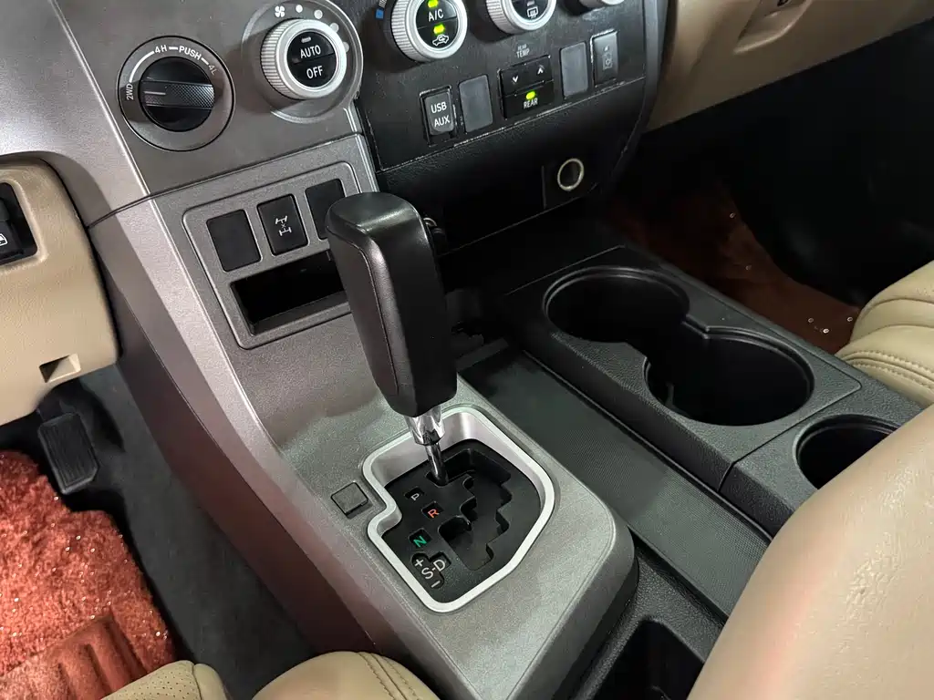 Toyota Sequoia 2016 — фото 12