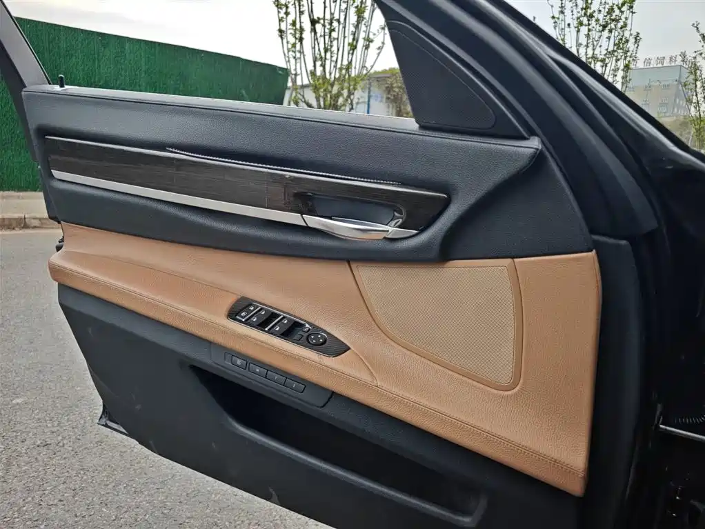 BMW 7 Series 2011 — фото 12