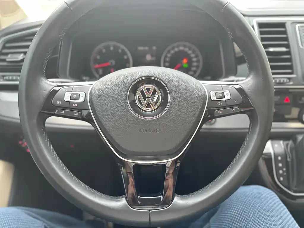 Volkswagen Multivan 2017 — фото 23