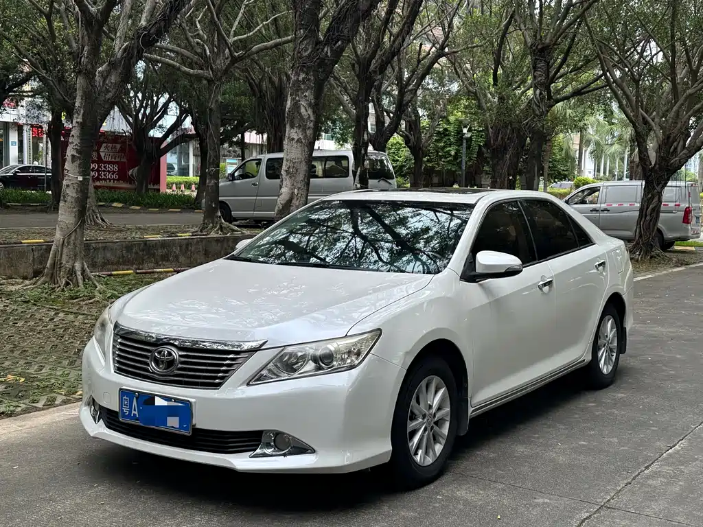 Toyota Camry 2014 — фото 1