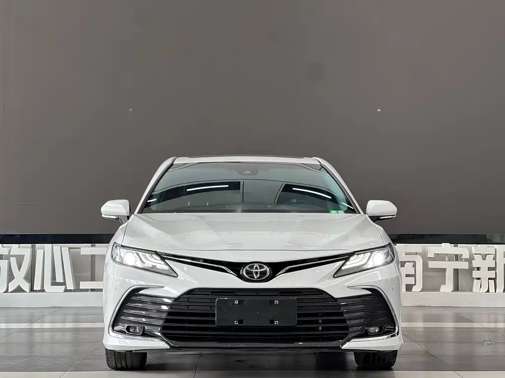 Toyota Camry 2022 — фото 2