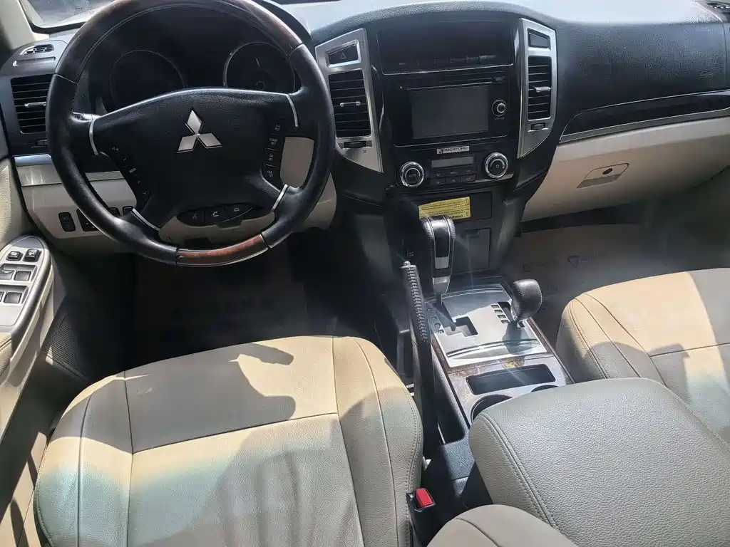 Mitsubishi Pajero 2018 — фото 10