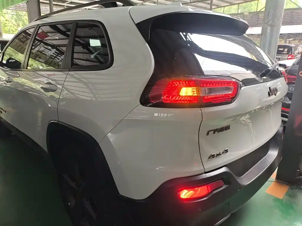 Jeep Cherokee 2016 — фото 5