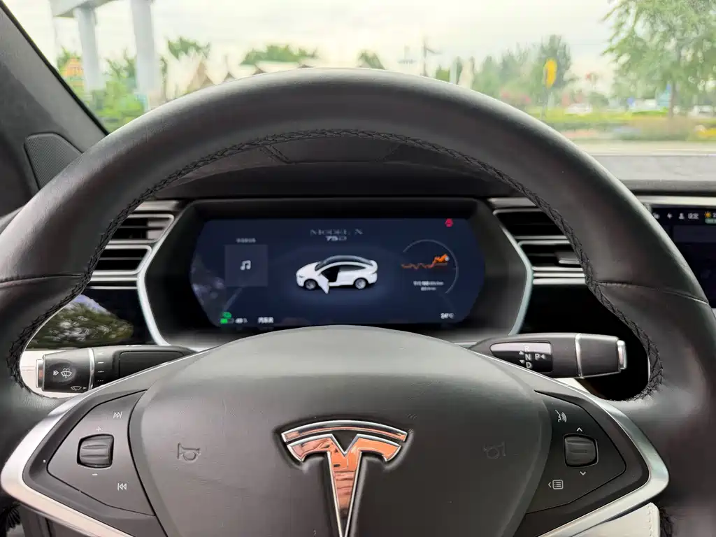 Tesla Model X 2016 — фото 13