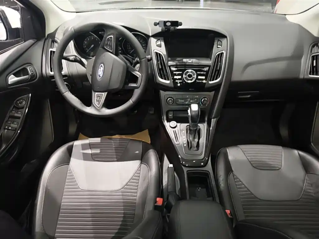 Ford Focus 2019 — фото 10