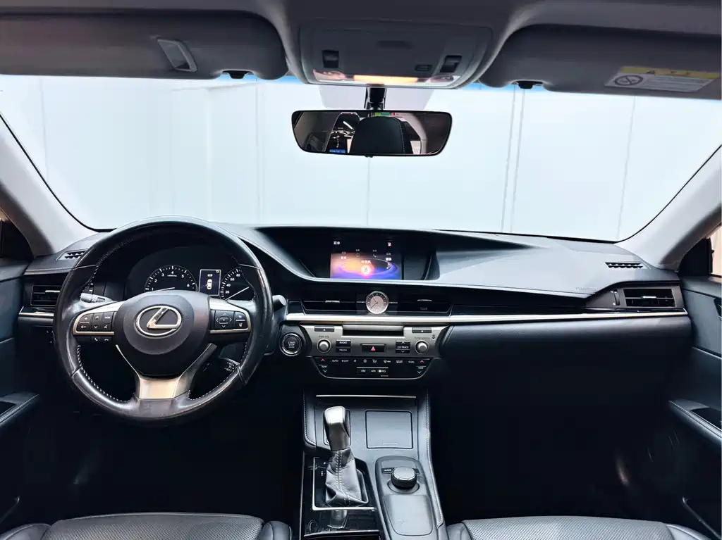 Lexus ES 2017 — фото 18