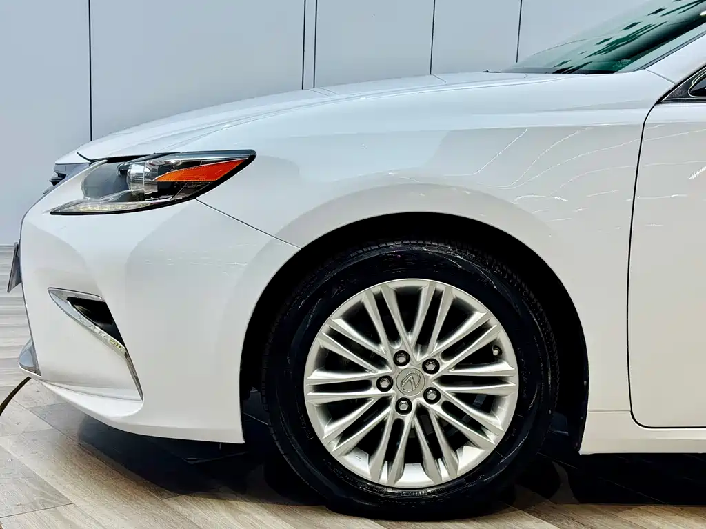 Lexus ES 2017 — фото 26