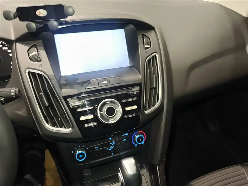 Ford Focus 2019 — фото 13