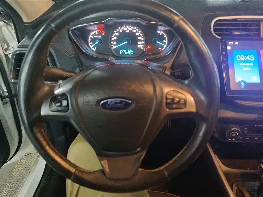 Ford Escort 2017 — фото 15