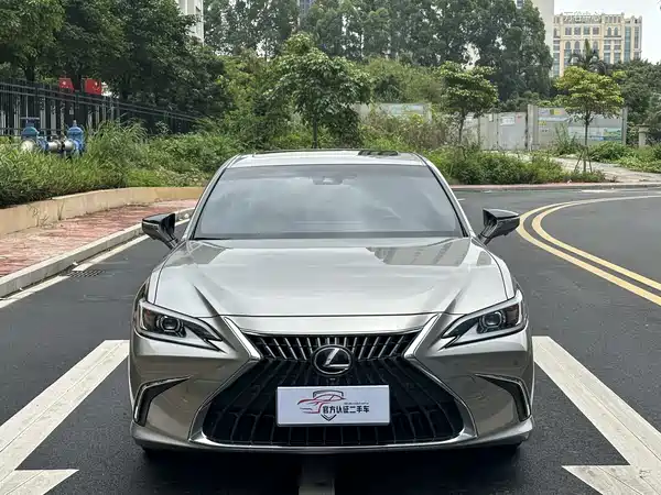 Lexus ES 2023