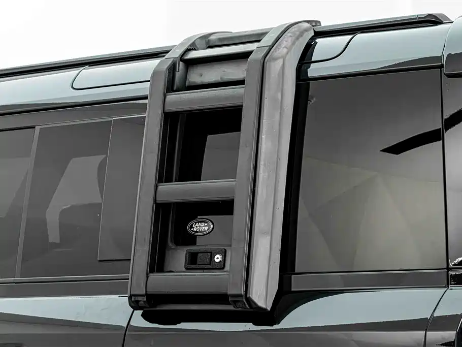 Land Rover Defender 2023 — фото 11