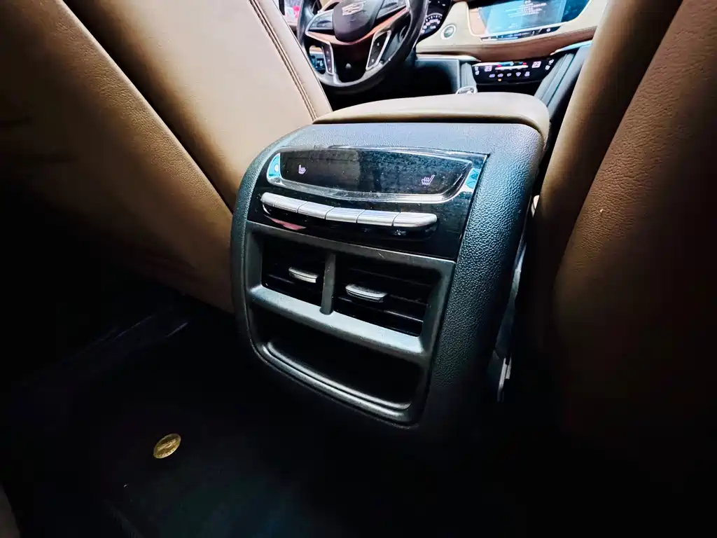 Cadillac XT5 2016 — фото 12
