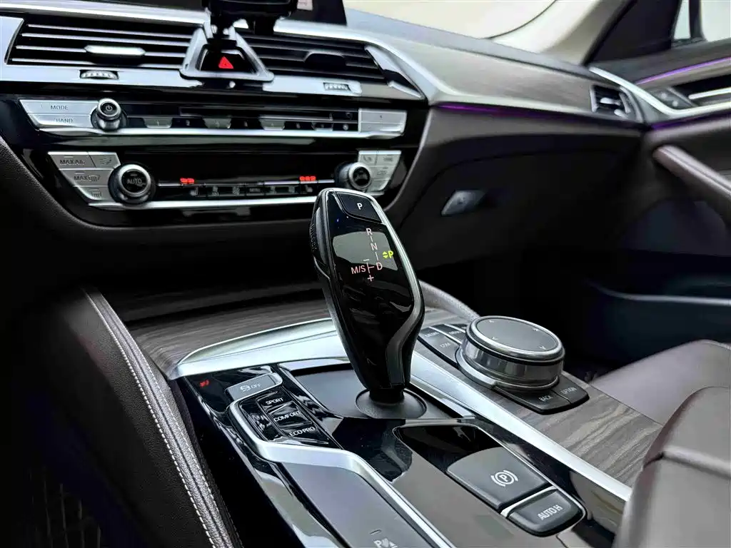 BMW 5 Series 2018 — фото 16