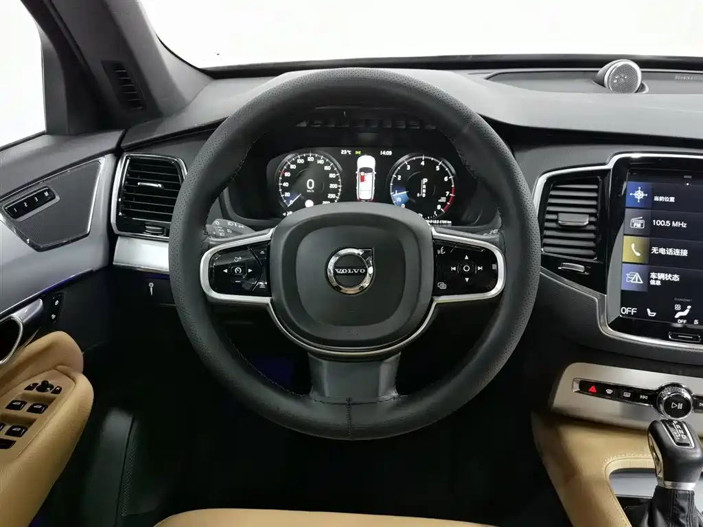 Volvo XC90 2018 — фото 11