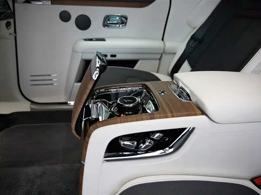 Rolls-Royce Ghost 2021 — фото 14