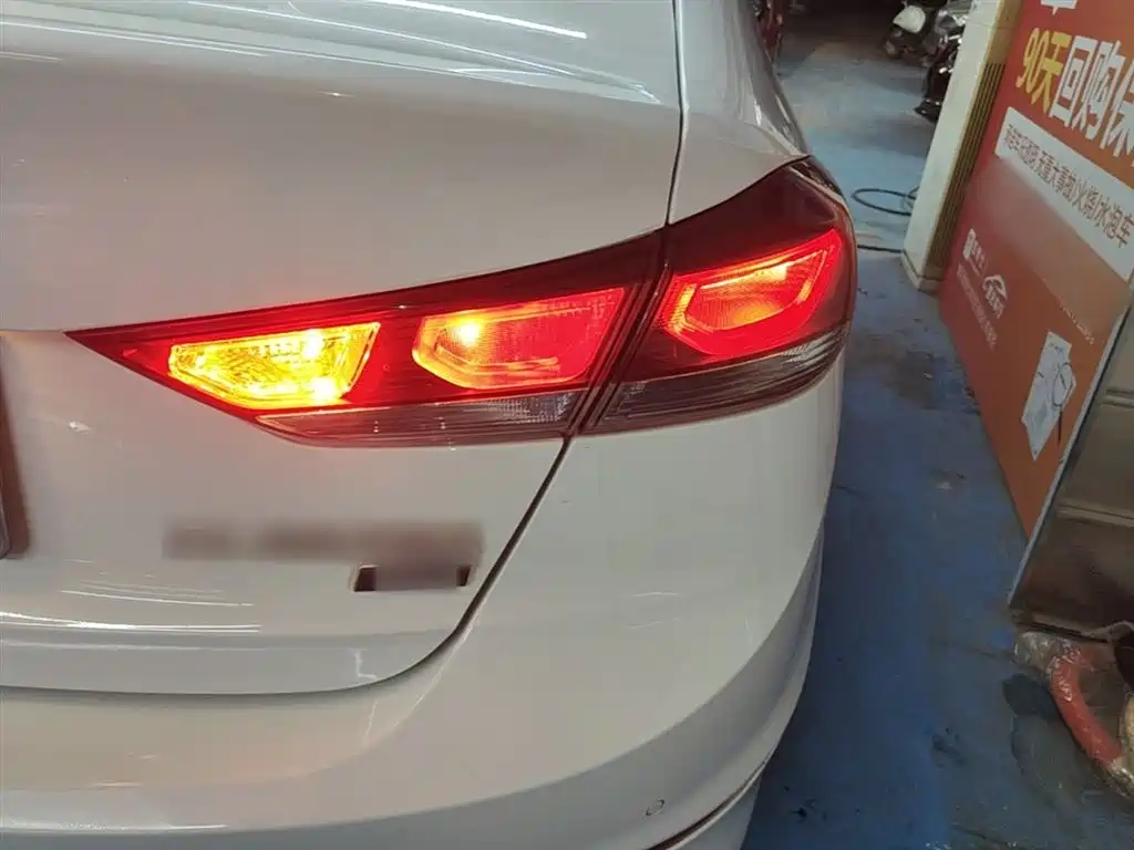 Hyundai Elantra 2016 — фото 8