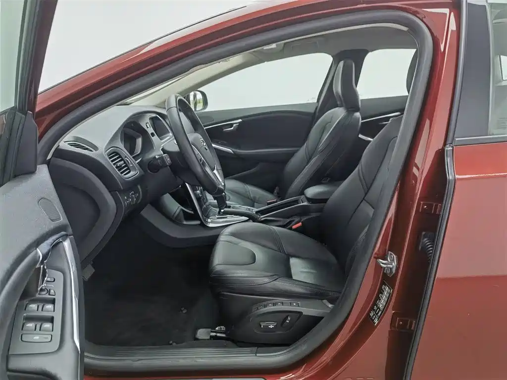 Volvo V40 2018 — фото 10