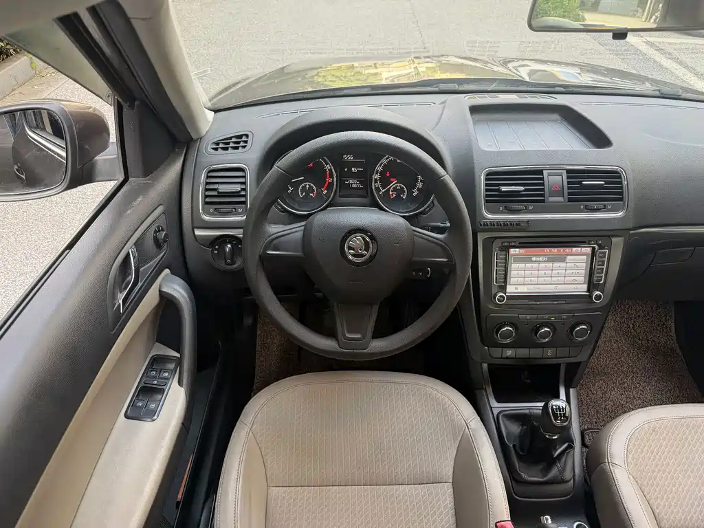 Skoda Yeti 2015 — фото 14