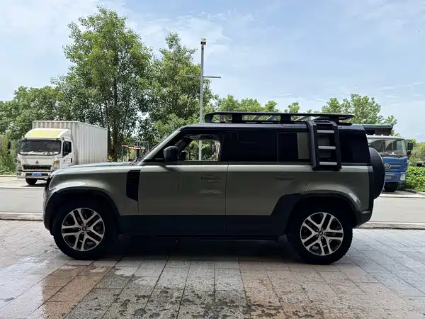 Land Rover Defender 2023