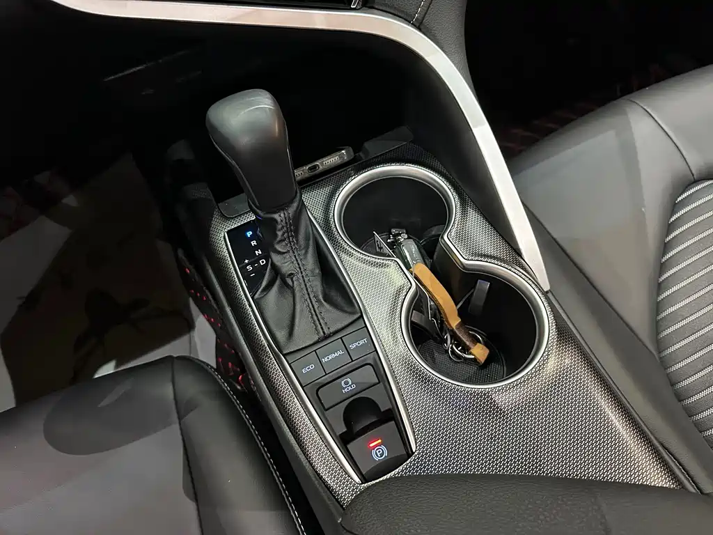 Toyota Camry 2023 — фото 13