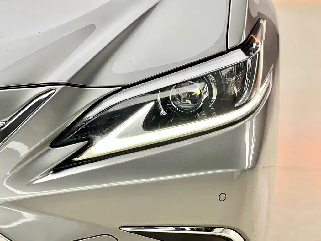 Lexus ES 2020 — фото 17