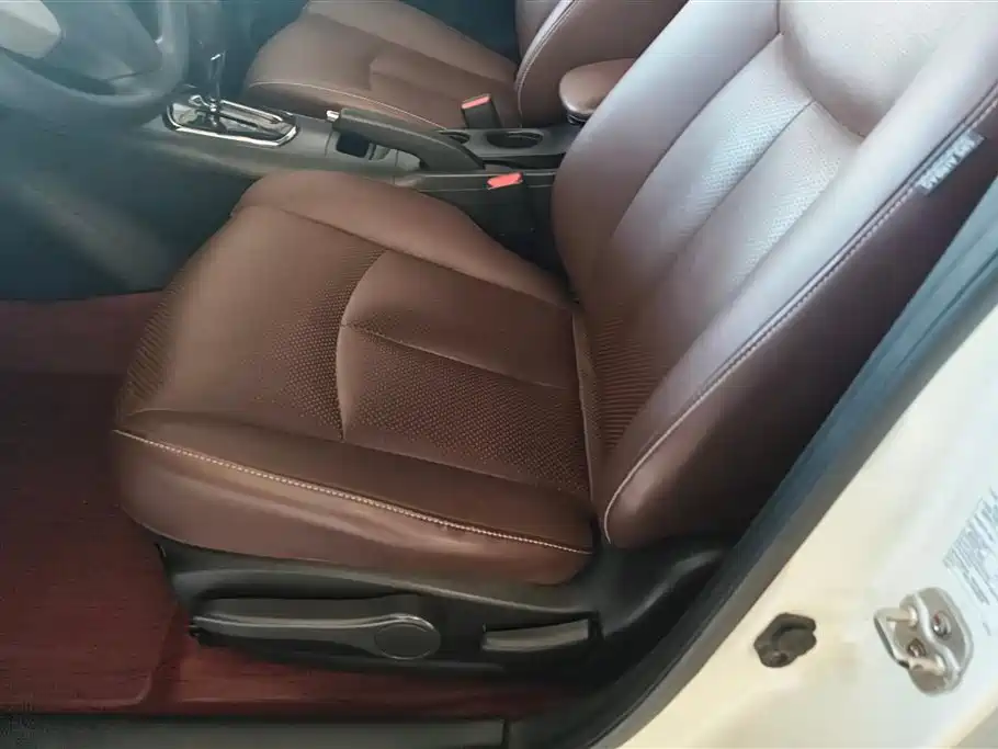 Nissan Tiida 2015 — фото 9