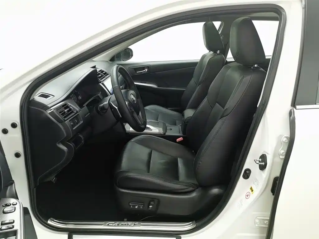 Toyota Camry 2015 — фото 10