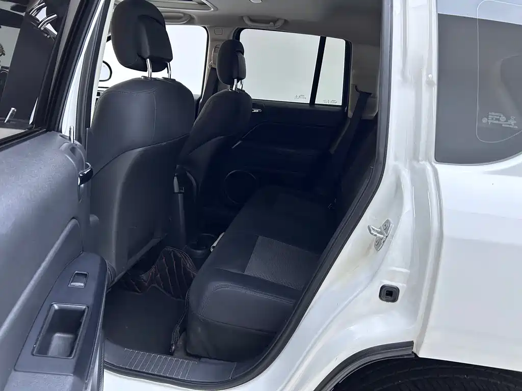 Jeep Compass 2015 — фото 9