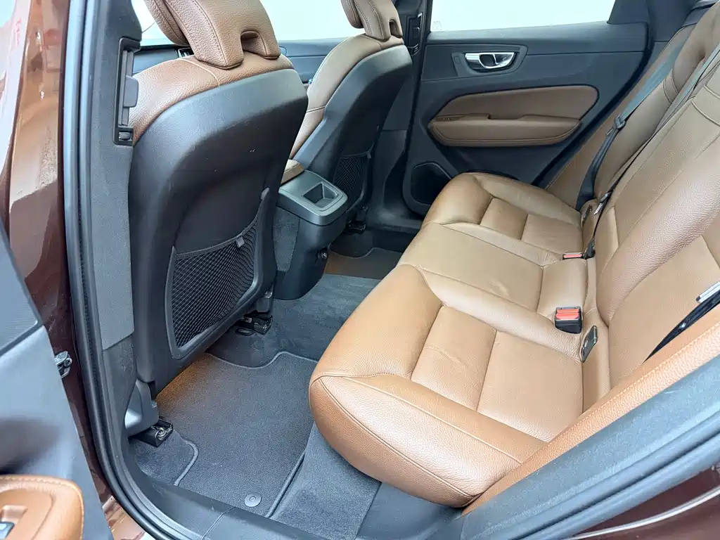Volvo XC60 2019 — фото 15