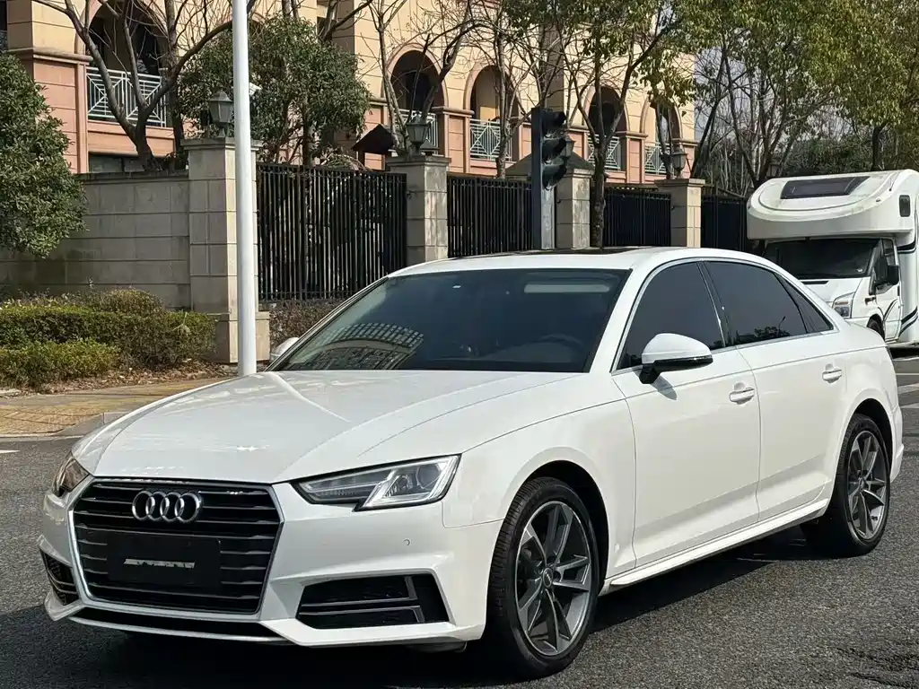 Audi A4L 2019 — фото 1